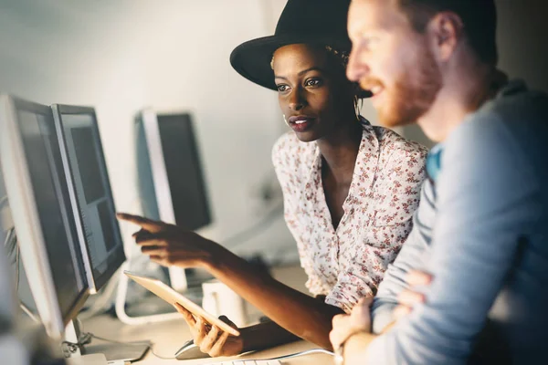 Mitarbeiter Brainstorming im Unternehmen — Stockfoto