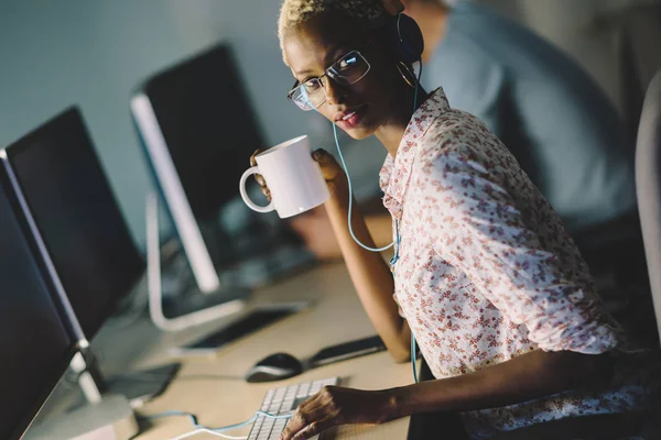 Femeie afro-americană care lucrează pe desktop la birou — Fotografie, imagine de stoc