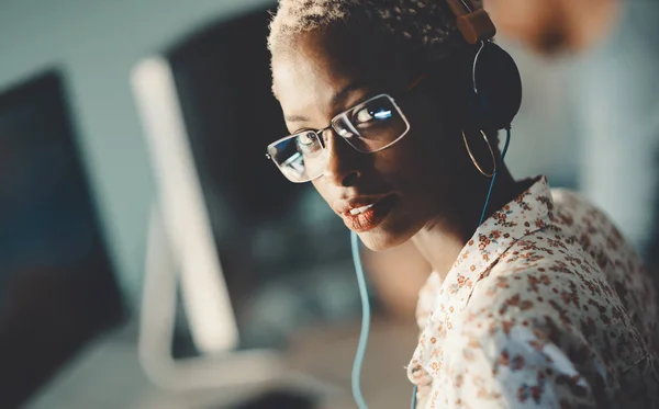 Mujer afroamericana trabajando en escritorio en la oficina —  Fotos de Stock