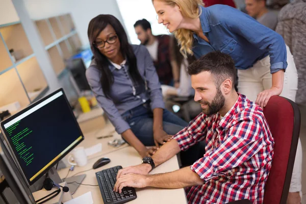 Mitarbeiter arbeiten gemeinsam im Büro an Projekt — Stockfoto