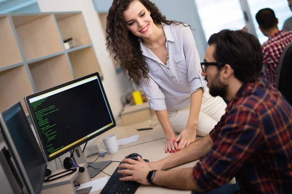 Programadores que cooperam na empresa de tecnologia da informação — Fotografia de Stock