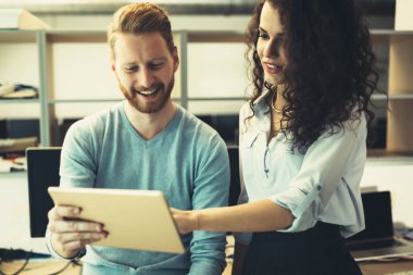 Mutlu iş arkadaşları modern ofis