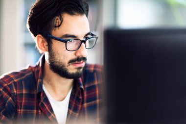 Yazılım geliştirme şirketinde çalışan programcı