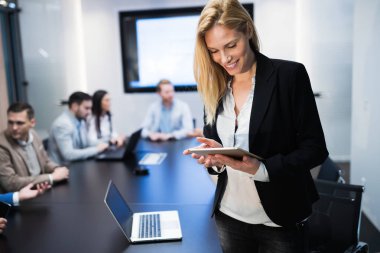 İş adamları toplantısı konferans tablet