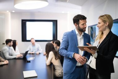 İş kişi konferans modern toplantı odasında