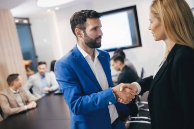 modern ofis tokalaşırken iş adamları