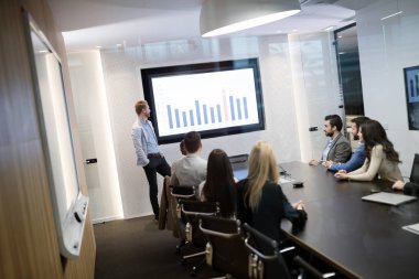 İş karşılaşma içinde modern konferans salonu