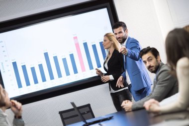 konferans salonunda iş arkadaşları