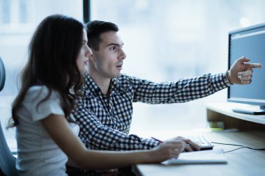 Office projesinde birlikte çalışan yazılım mühendisleri