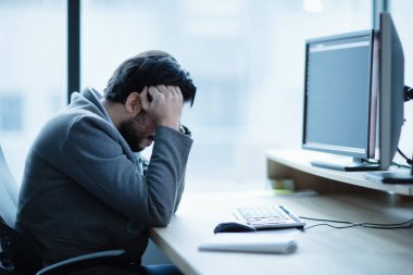 Bir baş ağrısı sorun yaşıyorsanız depresif üzgün ofis çalışanı