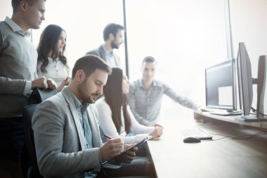 Çalışma iş insanlar ve yazılım geliştiricilerin grup