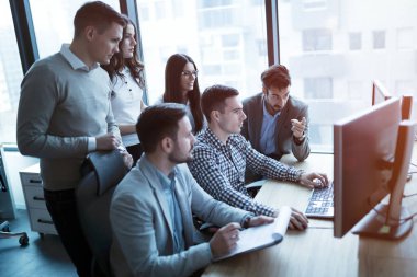Office projesinde birlikte çalışan yazılım mühendisleri