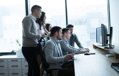 Çalışma iş insanlar ve yazılım geliştiricilerin grup