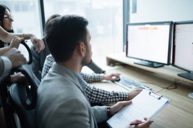 Office projesinde birlikte çalışan yazılım mühendisleri