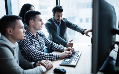 Office projesinde birlikte çalışan yazılım mühendisleri