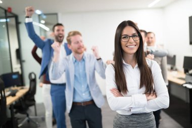 Başarı kutluyor mutlu iş adamları