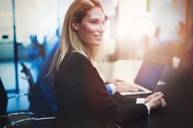 Konferans salonunda masada oturan iş adamları