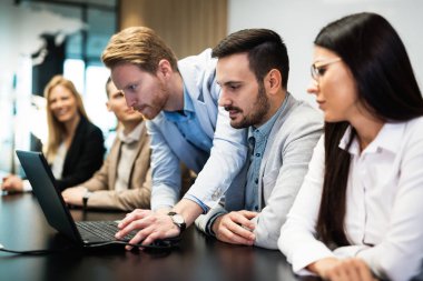 iş adamları ofiste beyin fırtınası