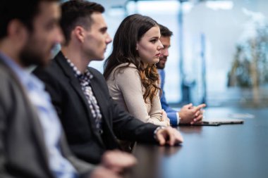 Masada oturan iş adamları