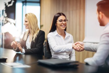 İş yönetim kurulu toplantısı sırasında insanlar anlaşma