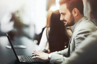 Ofis dizüstü bilgisayar üzerinde çalışan programcı