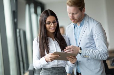 Şirket işyerinde iş arkadaşları