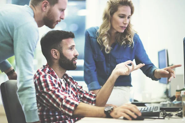 Colegas trabalhando juntos no escritório da empresa — Fotografia de Stock