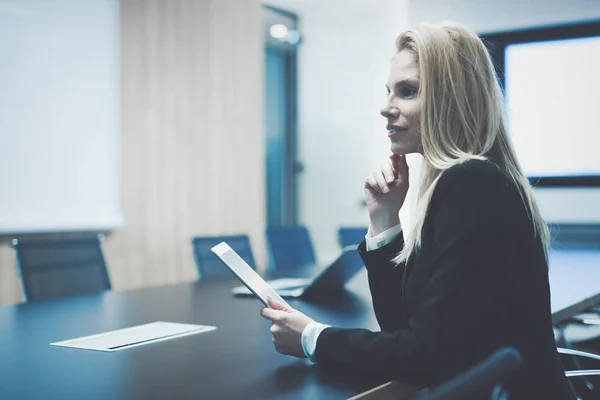 Empresária usando tablet na sala de conferências — Fotografia de Stock