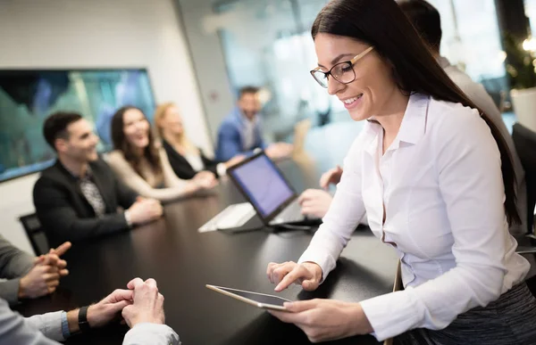 Compañeros de negocios en sala de conferencias — Foto de Stock