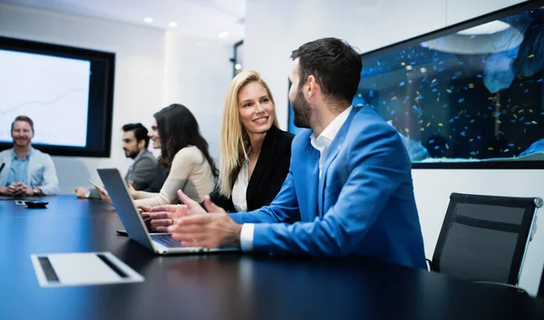 Geschäftstreffen im modernen Konferenzraum — Stockfoto