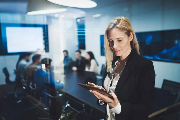 Business woman holding a tablet in conference room — Stock Photo, Image