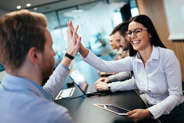 Başarıya ulaşmak mutlu iş adamları