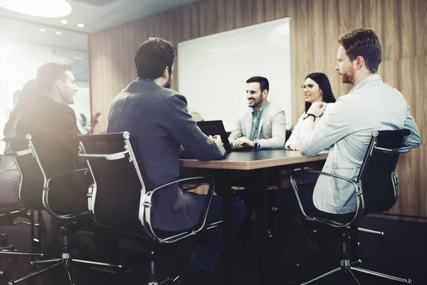 Conferencia de empresarios en una moderna sala de reuniones — Foto de Stock