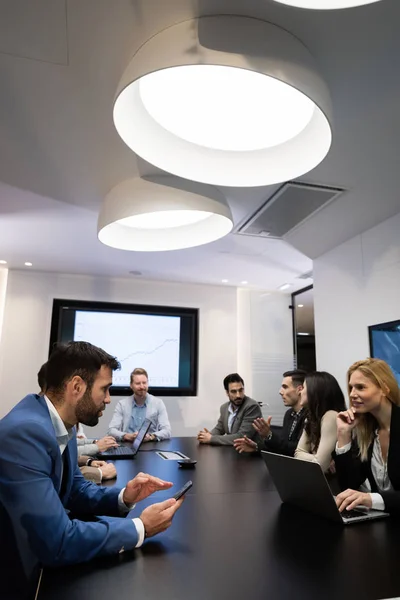 Réunion d'affaires dans la salle de conférence moderne — Photo