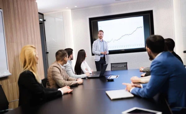 Reunião de negócios na moderna sala de conferências — Fotografia de Stock