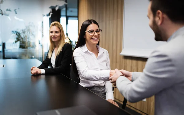 Empresários apertando as mãos no escritório moderno — Fotografia de Stock
