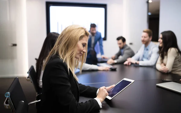การประชุมนักธุรกิจในห้องประชุมสมัยใหม่ — ภาพถ่ายสต็อก