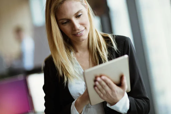 Mujer de negocios utilizando tableta en la oficina moderna — Foto de Stock
