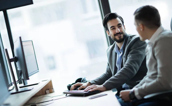 Ingénieurs logiciels travaillant ensemble dans le bureau sur le projet — Photo