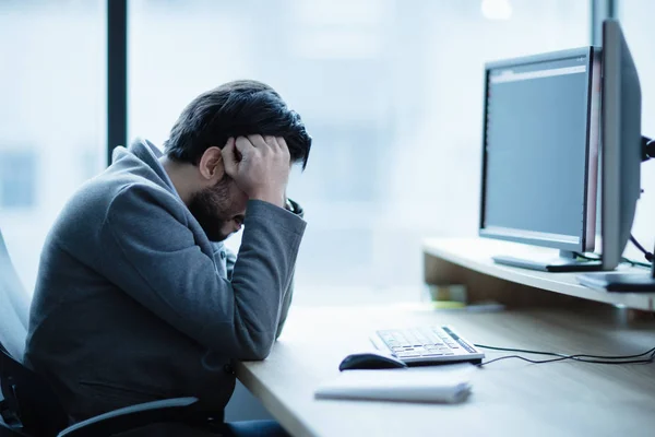 Κατάθλιψη αναστατωμένος Γραφείο εργαζόμενος έχοντας ένα πρόβλημα κεφαλαλγία — Φωτογραφία Αρχείου