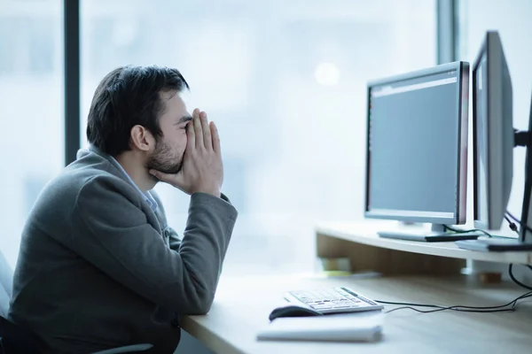 Trabajador de oficina deprimido molesto que tiene un problema de dolor de cabeza —  Fotos de Stock