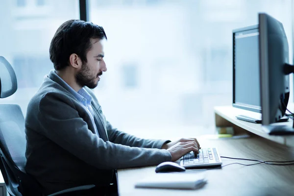 Desenvolvedor de software profissional trabalhando no escritório — Fotografia de Stock