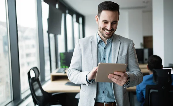 Empresario en oficina moderna usando tableta — Foto de Stock