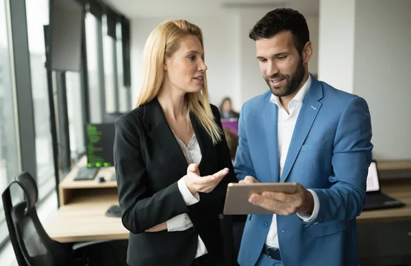 Zufriedene Geschäftspartner im modernen Büro — Stockfoto