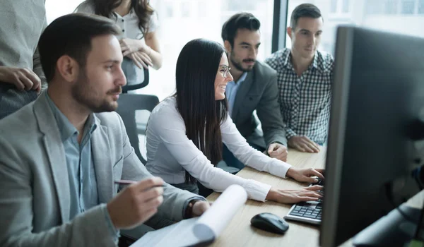 Ingenieros de software trabajando juntos en la oficina en el proyecto — Foto de Stock