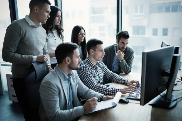 Mitarbeiter arbeiten gemeinsam im Büro an Projekt — Stockfoto