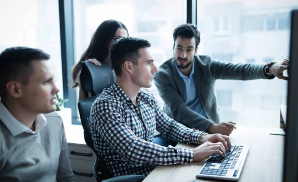 Gruppe von Geschäftsleuten und Softwareentwicklern — Stockfoto