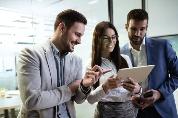 Geschäftsleute haben Spaß im Büro — Stockfoto