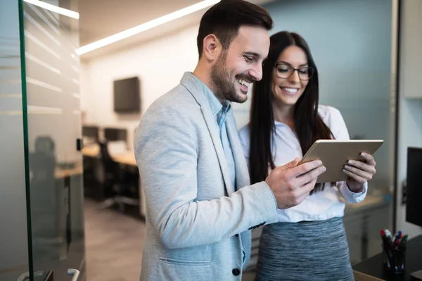 Les gens d'affaires s'amusent au bureau — Photo