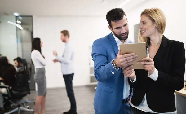 Geschäftskollegen schauen im Büro auf Tablet — Stockfoto